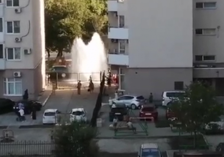 «А говорят, давления не хватает», - в Новороссийске сам собой появился новый фонтан