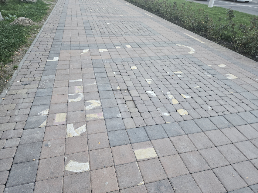 «А нельзя сделать как было?», - новороссиец-перфекционист недоволен укладкой тротуара