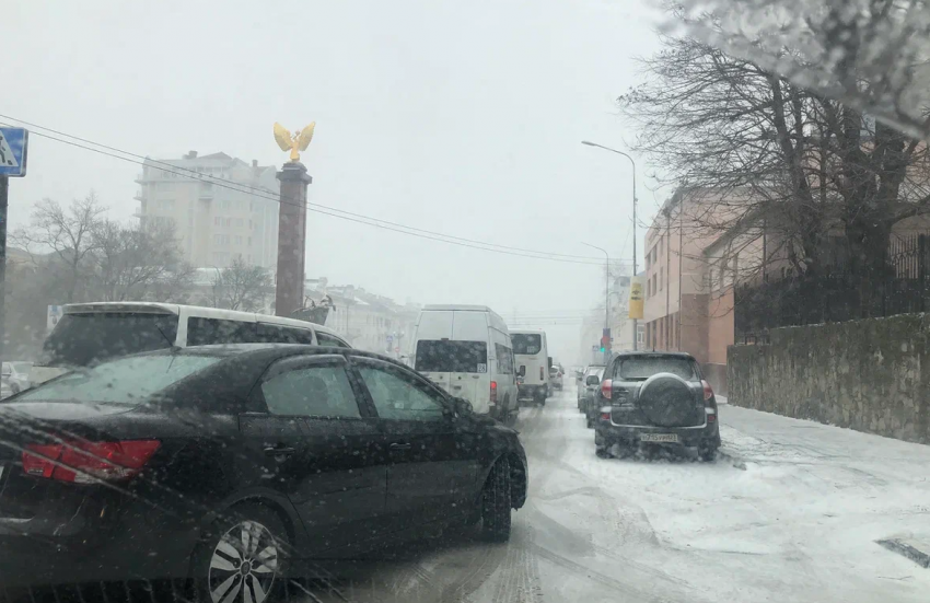 Первый снег: весь Новороссийск стоит в пробках 