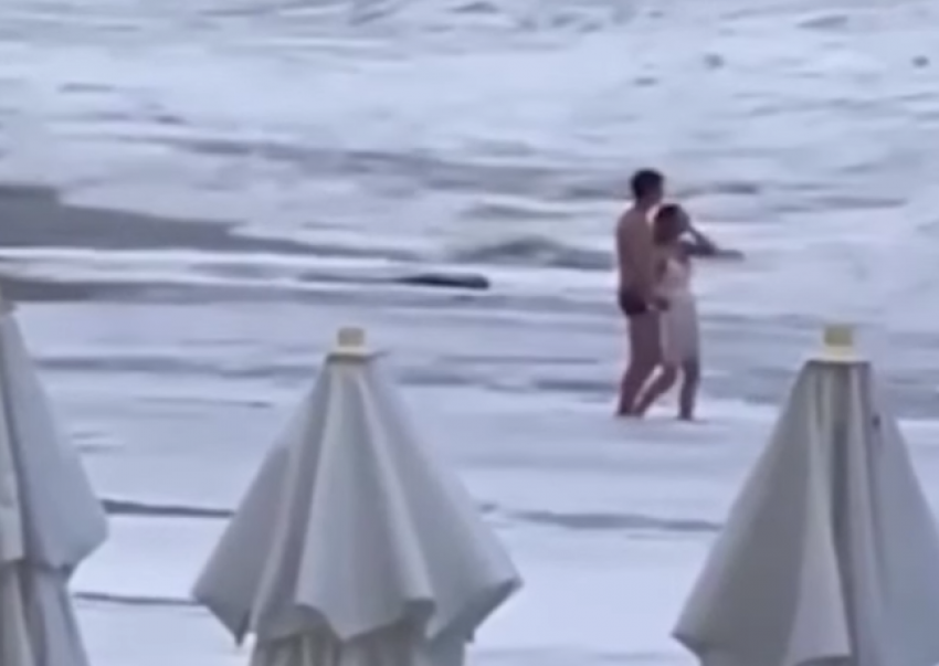Сильнейшие волны на Чёрном море унесли девушку из объятий парня: видео 
