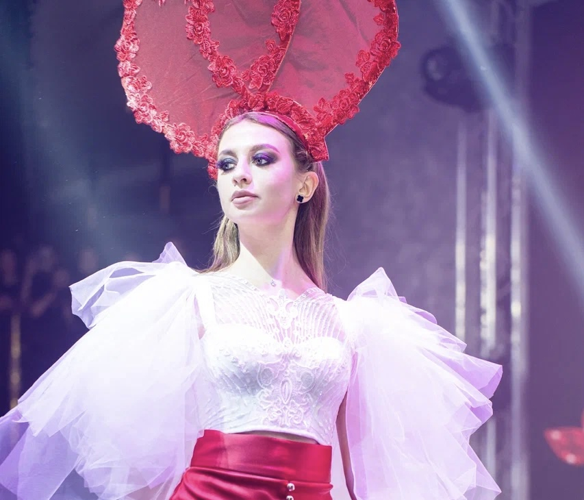 Кокошники и перья: в Новороссийске состоялся фестиваль моды