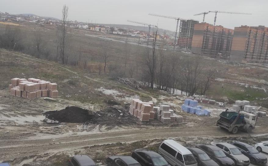Новороссийцы уверяют: ЖК «Босфор» устроил склад под окнами и мешает спать по ночам