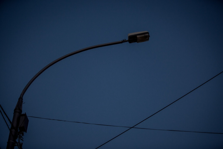 Повесили новые фонари и сняли: жительница Новороссийска возмущена темнотой городской улицы