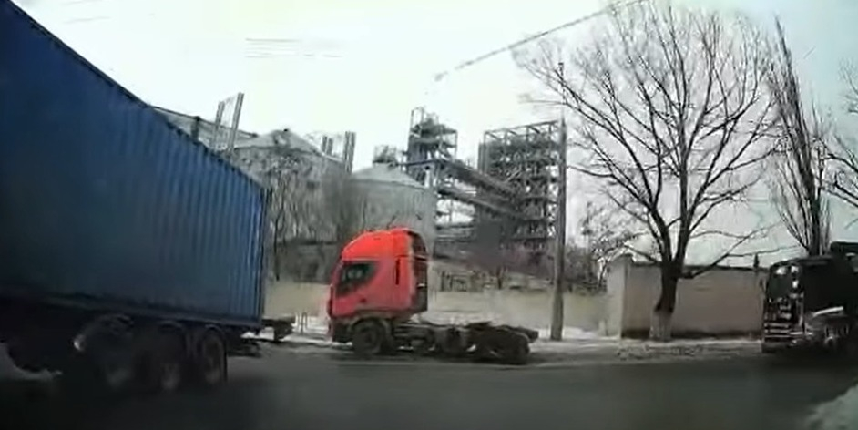 «Поцелуй» двух грузовиков: странная авария произошла в Новороссийске