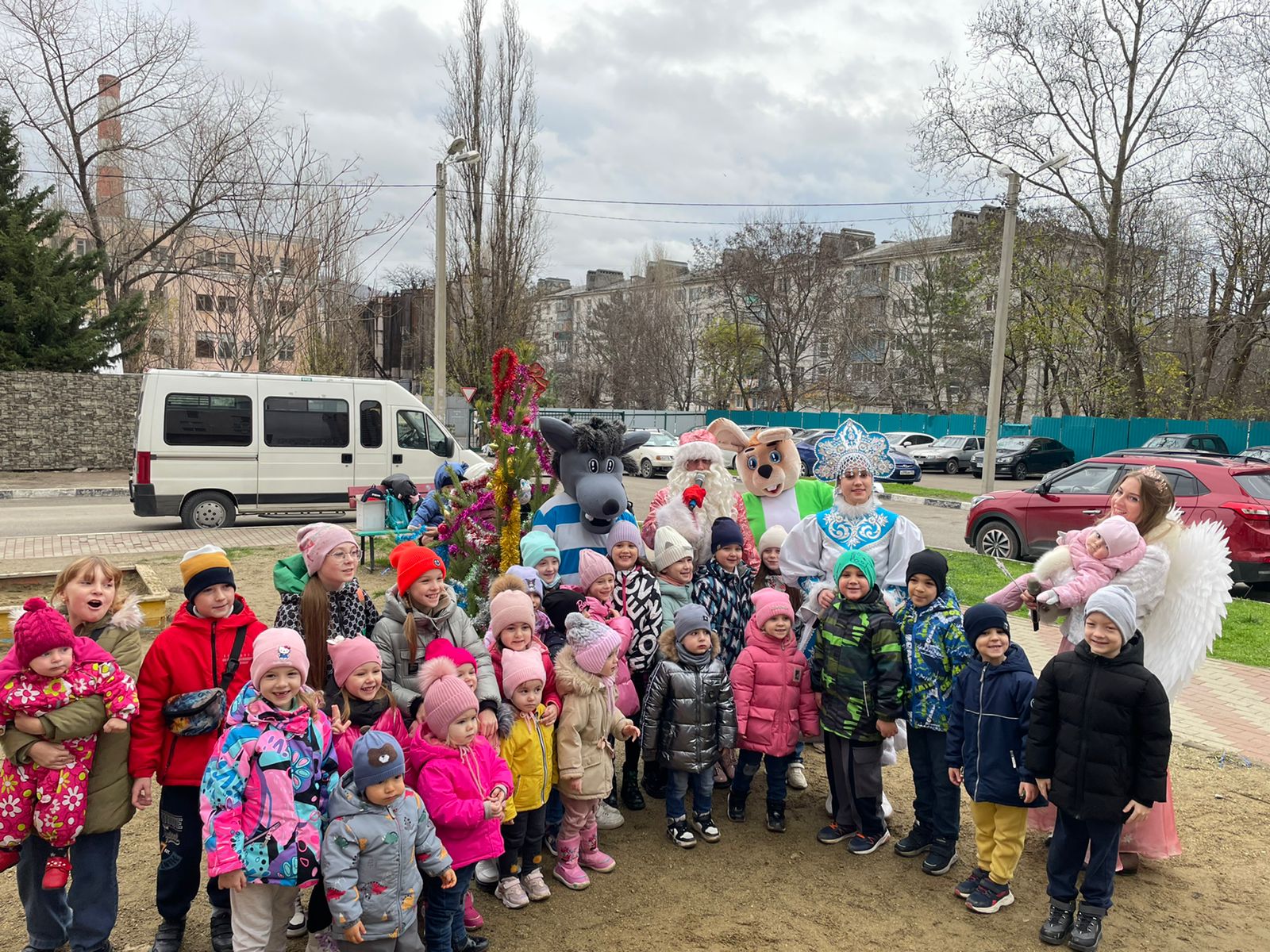 В гости к маленьким новороссийцам пришли Дед Мороз со Снегурочкой