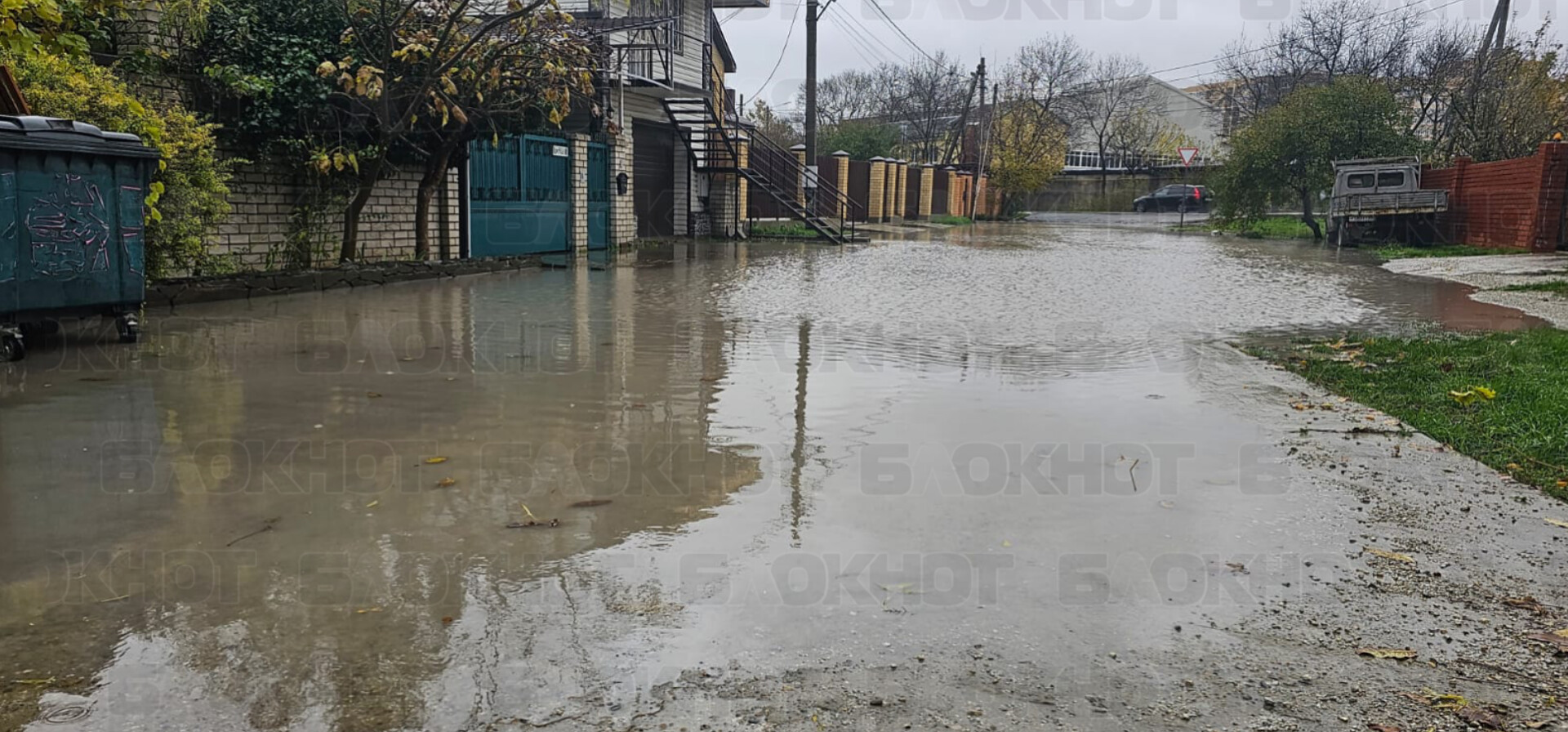 Вода уже заходит к нам во двор», - дома новороссийцев под угрозой затопления