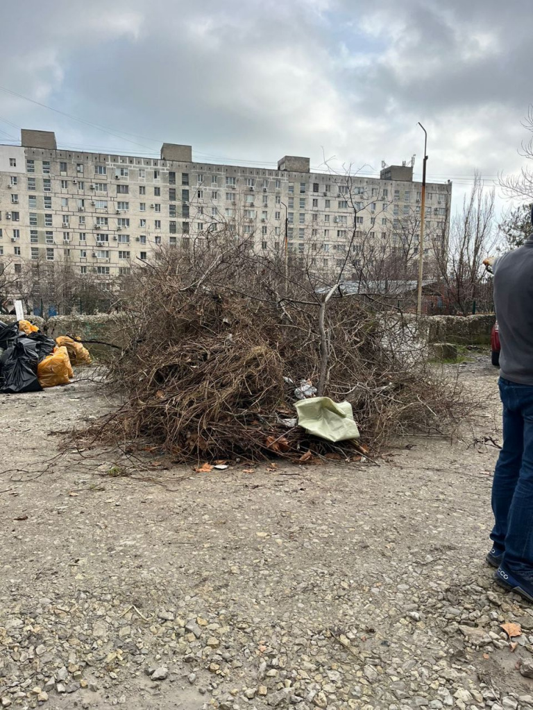Новороссийцы вместе с депутатом Гордумы устроили субботник на грязной парковке