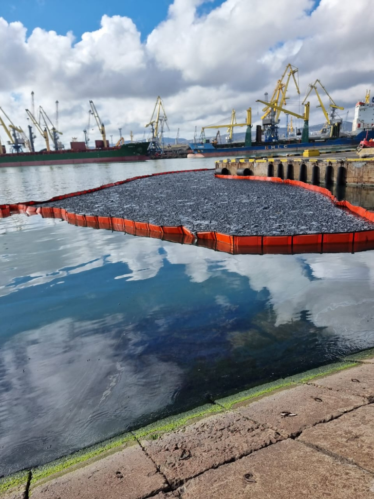 Разлив нефти с панамского корабля произошел у берегов Новороссийска