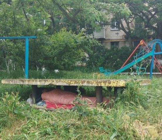 Новороссийцы переживают за судьбу бездомного, живущего на детской площадке
